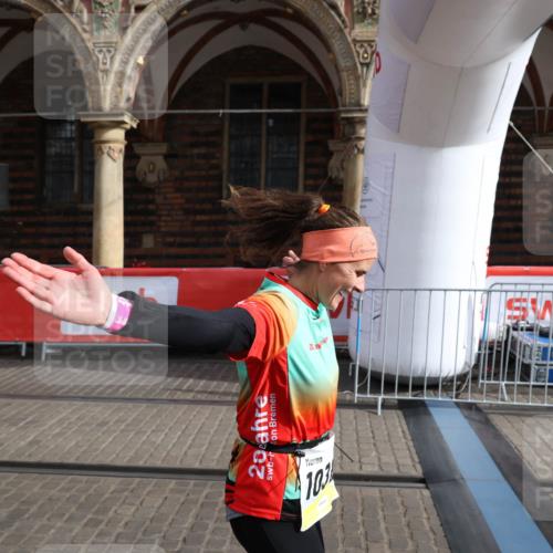 05.10.2025 - 20. swb-Marathon Bremen Yannick Fuchs http://msf.ph/oto/9262029 05.10.2025 11:21:13 Ziel 10361, 10362, 10913 meine-sportfotos.de