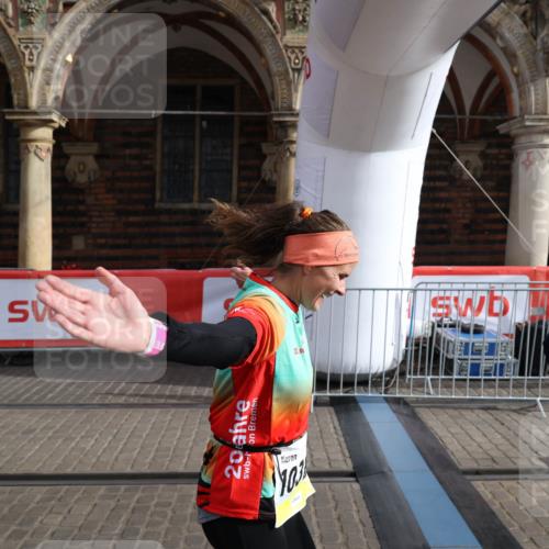 05.10.2025 - 20. swb-Marathon Bremen Yannick Fuchs http://msf.ph/oto/9262035 05.10.2025 11:21:13 Ziel 10361, 10362, 10913 meine-sportfotos.de