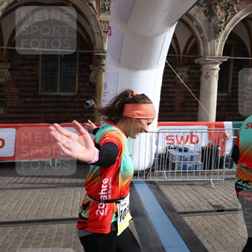 05.10.2025 - 20. swb-Marathon Bremen Yannick Fuchs http://msf.ph/oto/9262045 05.10.2025 11:21:13 Ziel 10361, 10362, 10913 meine-sportfotos.de