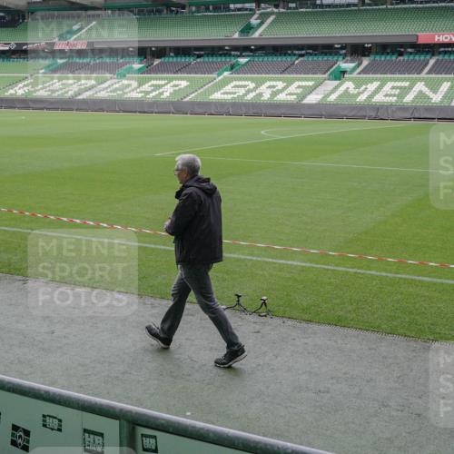 05.10.2025 - 20. swb-Marathon Bremen Michael Burmester http://msf.ph/oto/9262051 05.10.2025 11:24:37 Laufen im Stadion  meine-sportfotos.de