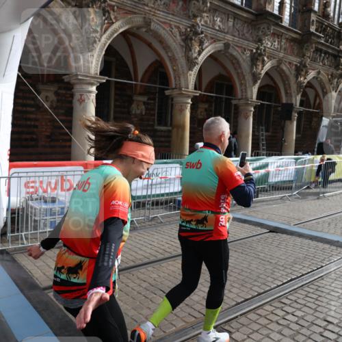 05.10.2025 - 20. swb-Marathon Bremen Yannick Fuchs http://msf.ph/oto/9262055 05.10.2025 11:21:13 Ziel 10361, 10362, 10913 meine-sportfotos.de