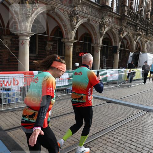 05.10.2025 - 20. swb-Marathon Bremen Yannick Fuchs http://msf.ph/oto/9262065 05.10.2025 11:21:13 Ziel 10361, 10362, 10913 meine-sportfotos.de