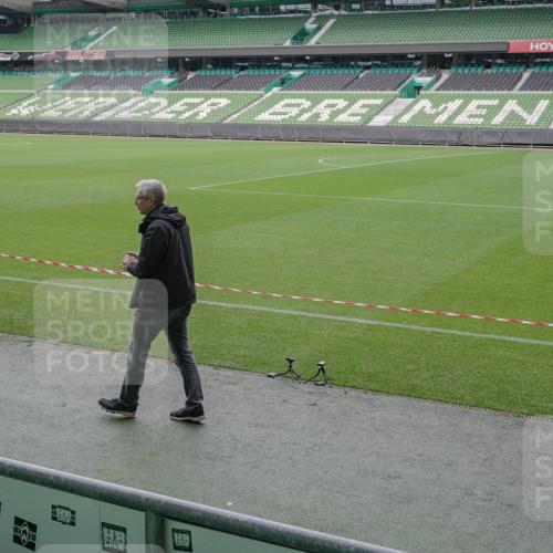 05.10.2025 - 20. swb-Marathon Bremen Michael Burmester http://msf.ph/oto/9262072 05.10.2025 11:24:37 Laufen im Stadion  meine-sportfotos.de