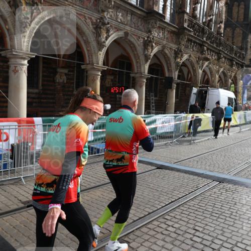 05.10.2025 - 20. swb-Marathon Bremen Yannick Fuchs http://msf.ph/oto/9262077 05.10.2025 11:21:13 Ziel 10361, 10362, 10913 meine-sportfotos.de