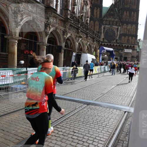 05.10.2025 - 20. swb-Marathon Bremen Yannick Fuchs http://msf.ph/oto/9262088 05.10.2025 11:21:13 Ziel 10361, 10362, 10913 meine-sportfotos.de