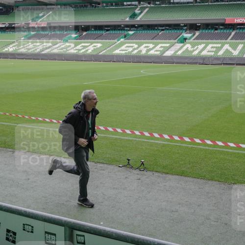 05.10.2025 - 20. swb-Marathon Bremen Michael Burmester http://msf.ph/oto/9262091 05.10.2025 11:24:44 Laufen im Stadion  meine-sportfotos.de