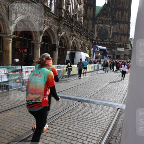 05.10.2025 - 20. swb-Marathon Bremen Yannick Fuchs http://msf.ph/oto/9262094 05.10.2025 11:21:14 Ziel 10361, 10362 meine-sportfotos.de