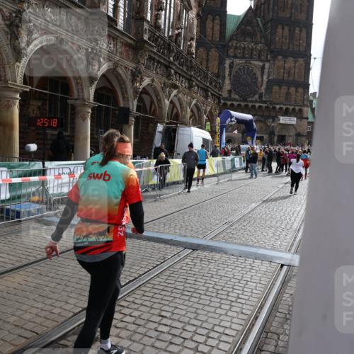 05.10.2025 - 20. swb-Marathon Bremen Yannick Fuchs http://msf.ph/oto/9262101 05.10.2025 11:21:14 Ziel 10361, 10362 meine-sportfotos.de