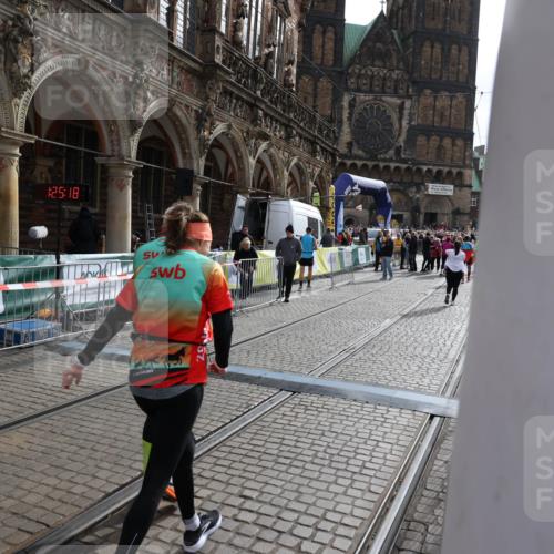 05.10.2025 - 20. swb-Marathon Bremen Yannick Fuchs http://msf.ph/oto/9262111 05.10.2025 11:21:14 Ziel 10361, 10362 meine-sportfotos.de