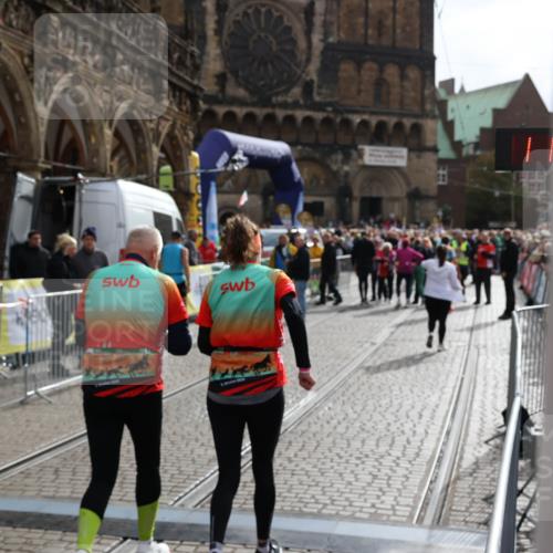 05.10.2025 - 20. swb-Marathon Bremen Yannick Fuchs http://msf.ph/oto/9262123 05.10.2025 11:21:15 Ziel 10361, 10362 meine-sportfotos.de