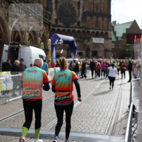 05.10.2025 - 20. swb-Marathon Bremen Yannick Fuchs http://msf.ph/oto/9262132 05.10.2025 11:21:15 Ziel 10361, 10362 meine-sportfotos.de