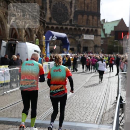 05.10.2025 - 20. swb-Marathon Bremen Yannick Fuchs http://msf.ph/oto/9262140 05.10.2025 11:21:15 Ziel 10361, 10362 meine-sportfotos.de