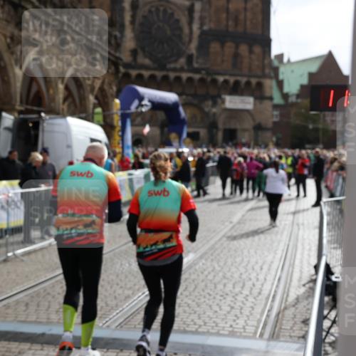 05.10.2025 - 20. swb-Marathon Bremen Yannick Fuchs http://msf.ph/oto/9262150 05.10.2025 11:21:15 Ziel 10361, 10362 meine-sportfotos.de