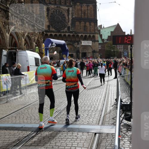 05.10.2025 - 20. swb-Marathon Bremen Yannick Fuchs http://msf.ph/oto/9262160 05.10.2025 11:21:15 Ziel 10361, 10362 meine-sportfotos.de