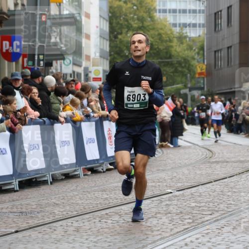 05.10.2025 - 20. swb-Marathon Bremen Strokosch-Dieckow http://msf.ph/oto/9262161 05.10.2025 12:57:59 Ziel 6903 meine-sportfotos.de
