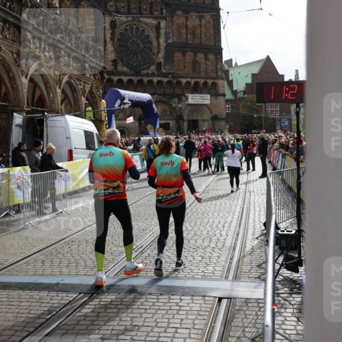 05.10.2025 - 20. swb-Marathon Bremen Yannick Fuchs http://msf.ph/oto/9262169 05.10.2025 11:21:16 Ziel 10361, 10362 meine-sportfotos.de