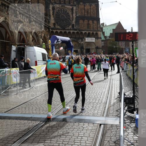 05.10.2025 - 20. swb-Marathon Bremen Yannick Fuchs http://msf.ph/oto/9262179 05.10.2025 11:21:16 Ziel 10361, 10362 meine-sportfotos.de