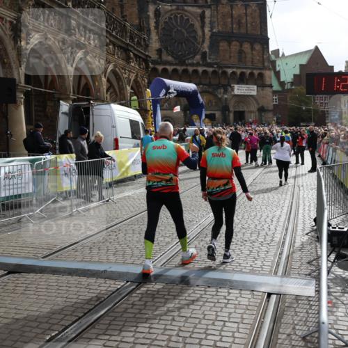 05.10.2025 - 20. swb-Marathon Bremen Yannick Fuchs http://msf.ph/oto/9262183 05.10.2025 11:21:16 Ziel 10361, 10362 meine-sportfotos.de