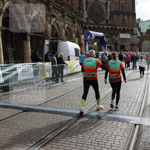 05.10.2025 - 20. swb-Marathon Bremen Yannick Fuchs http://msf.ph/oto/9262191 05.10.2025 11:21:16 Ziel 10361, 10362 meine-sportfotos.de