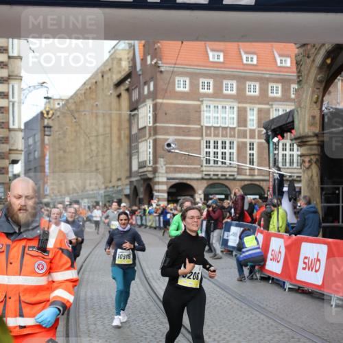 05.10.2025 - 20. swb-Marathon Bremen Yannick Fuchs http://msf.ph/oto/9262192 05.10.2025 10:49:29 Ziel 9206, 9333, 9435, 9708, 10118, 10519, 10715, 10735, 11057, 11319, 11598, 11672 meine-sportfotos.de