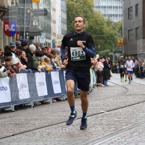 05.10.2025 - 20. swb-Marathon Bremen Strokosch-Dieckow http://msf.ph/oto/9262199 05.10.2025 12:57:59 Ziel 6903 meine-sportfotos.de