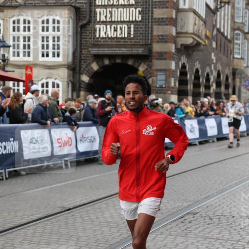 05.10.2025 - 20. swb-Marathon Bremen Yannick Fuchs http://msf.ph/oto/9262200 05.10.2025 11:22:29 Ziel 10700 meine-sportfotos.de
