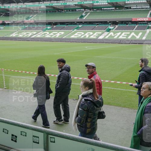 05.10.2025 - 20. swb-Marathon Bremen Michael Burmester http://msf.ph/oto/9262205 05.10.2025 11:29:09 Laufen im Stadion  meine-sportfotos.de