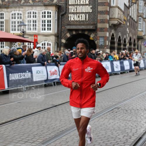 05.10.2025 - 20. swb-Marathon Bremen Yannick Fuchs http://msf.ph/oto/9262226 05.10.2025 11:22:29 Ziel 10700 meine-sportfotos.de