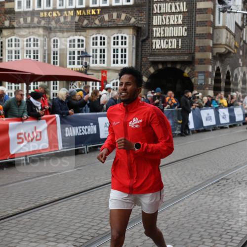 05.10.2025 - 20. swb-Marathon Bremen Yannick Fuchs http://msf.ph/oto/9262233 05.10.2025 11:22:29 Ziel 10700 meine-sportfotos.de