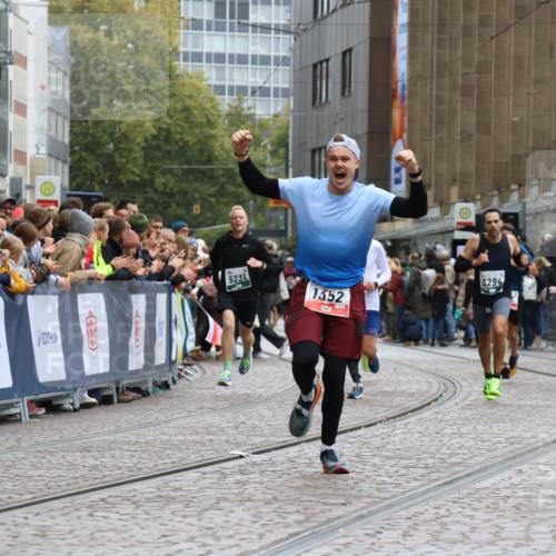 05.10.2025 - 20. swb-Marathon Bremen Strokosch-Dieckow http://msf.ph/oto/9262235 05.10.2025 12:58:07 Ziel 383, 1352, 1520, 3294, 5231 meine-sportfotos.de