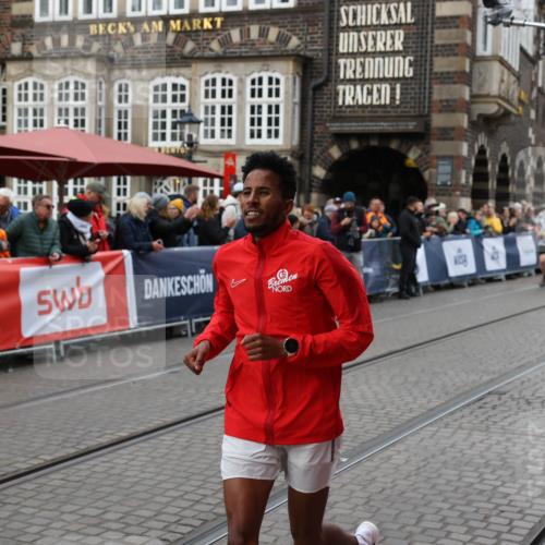 05.10.2025 - 20. swb-Marathon Bremen Yannick Fuchs http://msf.ph/oto/9262246 05.10.2025 11:22:29 Ziel 10700 meine-sportfotos.de