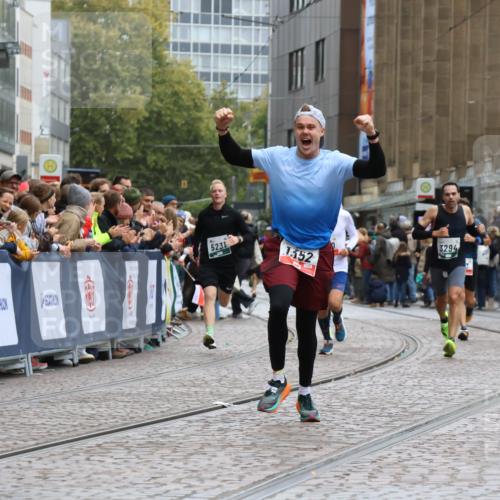 05.10.2025 - 20. swb-Marathon Bremen Strokosch-Dieckow http://msf.ph/oto/9262271 05.10.2025 12:58:07 Ziel 383, 1352, 1520, 3294, 5231 meine-sportfotos.de