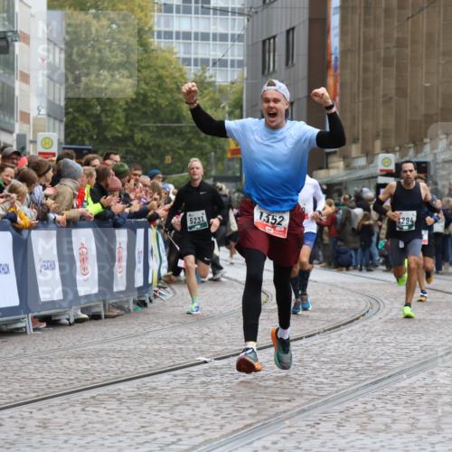 05.10.2025 - 20. swb-Marathon Bremen Strokosch-Dieckow http://msf.ph/oto/9262306 05.10.2025 12:58:08 Ziel 383, 1352, 1520, 3294, 5231 meine-sportfotos.de