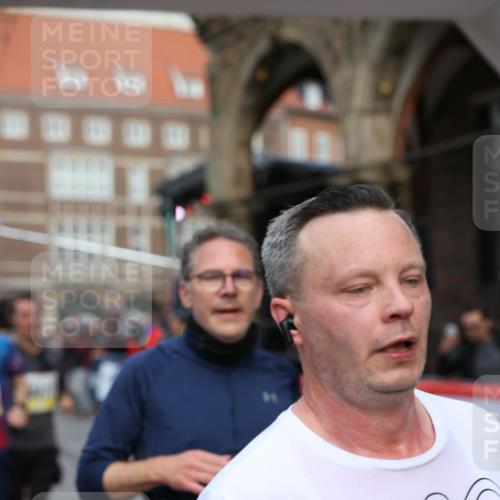 05.10.2025 - 20. swb-Marathon Bremen Yannick Fuchs http://msf.ph/oto/9262318 05.10.2025 10:49:32 Ziel 9206, 9233, 9435, 9555, 9708, 10118, 10381, 10519, 10673, 10715, 10735, 11319, 11487, 11598, 11672 meine-sportfotos.de