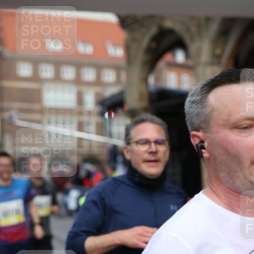 05.10.2025 - 20. swb-Marathon Bremen Yannick Fuchs http://msf.ph/oto/9262326 05.10.2025 10:49:32 Ziel 9206, 9233, 9435, 9555, 9708, 10118, 10381, 10519, 10673, 10715, 10735, 11319, 11487, 11598, 11672 meine-sportfotos.de