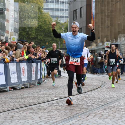 05.10.2025 - 20. swb-Marathon Bremen Strokosch-Dieckow http://msf.ph/oto/9262339 05.10.2025 12:58:08 Ziel 383, 1352, 1520, 3294, 5231 meine-sportfotos.de