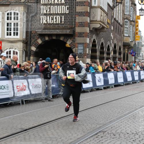 05.10.2025 - 20. swb-Marathon Bremen Yannick Fuchs http://msf.ph/oto/9262352 05.10.2025 11:22:32 Ziel 9513, 10700 meine-sportfotos.de