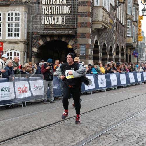 05.10.2025 - 20. swb-Marathon Bremen Yannick Fuchs http://msf.ph/oto/9262360 05.10.2025 11:22:32 Ziel 9513, 10700 meine-sportfotos.de
