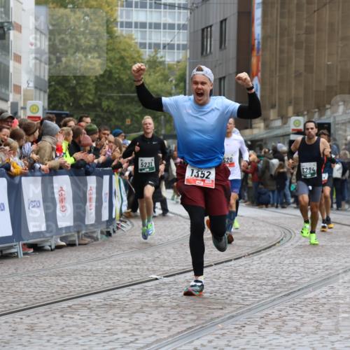 05.10.2025 - 20. swb-Marathon Bremen Strokosch-Dieckow http://msf.ph/oto/9262368 05.10.2025 12:58:08 Ziel 383, 1352, 1520, 3294, 5231 meine-sportfotos.de