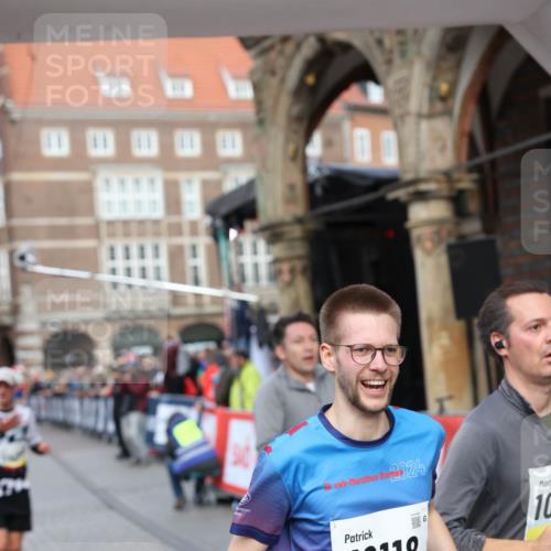 05.10.2025 - 20. swb-Marathon Bremen Yannick Fuchs http://msf.ph/oto/9262381 05.10.2025 10:49:33 Ziel 9206, 9233, 9435, 9555, 9708, 10118, 10381, 10519, 10673, 10735, 11319, 11487, 11598, 11672 meine-sportfotos.de