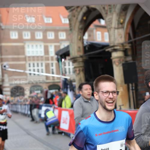 05.10.2025 - 20. swb-Marathon Bremen Yannick Fuchs http://msf.ph/oto/9262388 05.10.2025 10:49:33 Ziel 9206, 9233, 9435, 9555, 9708, 10118, 10381, 10519, 10673, 10735, 11319, 11487, 11598, 11672 meine-sportfotos.de