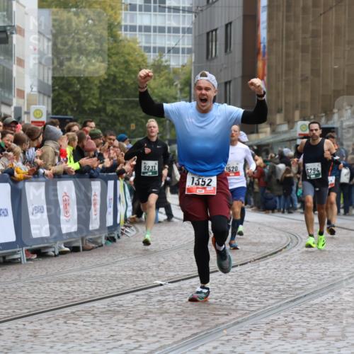 05.10.2025 - 20. swb-Marathon Bremen Strokosch-Dieckow http://msf.ph/oto/9262402 05.10.2025 12:58:08 Ziel 383, 1352, 1520, 3294, 5231 meine-sportfotos.de
