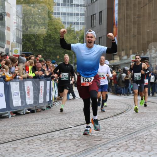 05.10.2025 - 20. swb-Marathon Bremen Strokosch-Dieckow http://msf.ph/oto/9262434 05.10.2025 12:58:08 Ziel 383, 1352, 1520, 3294, 5231 meine-sportfotos.de