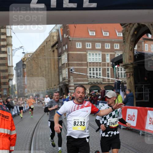 05.10.2025 - 20. swb-Marathon Bremen Yannick Fuchs http://msf.ph/oto/9262441 05.10.2025 10:49:34 Ziel 9206, 9233, 9435, 9555, 9708, 10118, 10381, 10519, 10673, 10735, 11319, 11487, 11598, 11672 meine-sportfotos.de