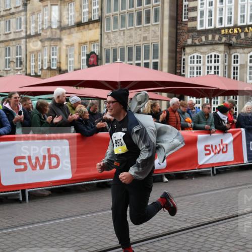 05.10.2025 - 20. swb-Marathon Bremen Yannick Fuchs http://msf.ph/oto/9262449 05.10.2025 11:22:34 Ziel 9513, 10700 meine-sportfotos.de