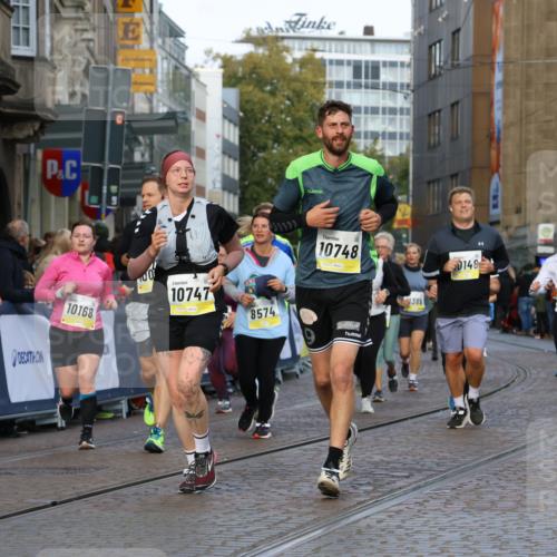 05.10.2025 - 20. swb-Marathon Bremen Strokosch-Dieckow http://msf.ph/oto/9262455 05.10.2025 11:06:43 Ziel 9605, 9826, 10001, 10148, 10168, 10239, 10498, 10747, 10748, 10937, 11414, 11565, 11605, 11721, 11746, 11747 meine-sportfotos.de