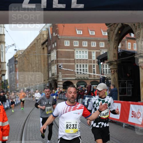 05.10.2025 - 20. swb-Marathon Bremen Yannick Fuchs http://msf.ph/oto/9262458 05.10.2025 10:49:35 Ziel 9206, 9233, 9435, 9555, 9708, 10118, 10381, 10519, 10673, 11319, 11487, 11598, 11672 meine-sportfotos.de