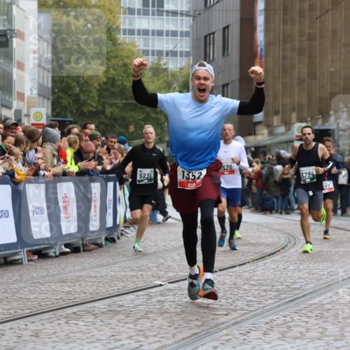 05.10.2025 - 20. swb-Marathon Bremen Strokosch-Dieckow http://msf.ph/oto/9262471 05.10.2025 12:58:08 Ziel 383, 1352, 1520, 3294, 5231 meine-sportfotos.de