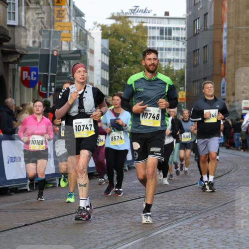05.10.2025 - 20. swb-Marathon Bremen Strokosch-Dieckow http://msf.ph/oto/9262480 05.10.2025 11:06:43 Ziel 9605, 9826, 10001, 10148, 10168, 10239, 10498, 10747, 10748, 10937, 11414, 11565, 11605, 11721, 11746, 11747 meine-sportfotos.de
