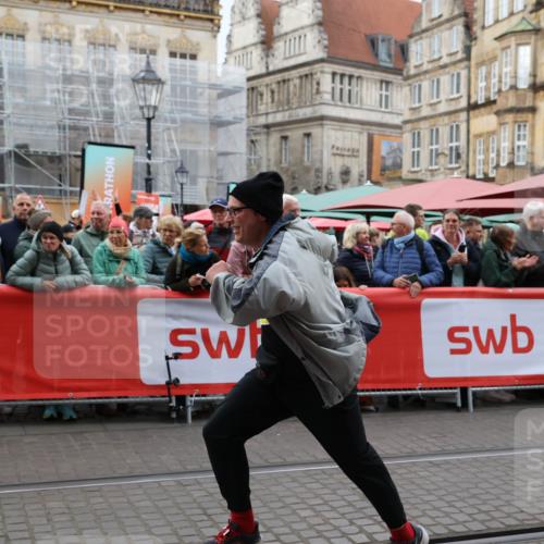 05.10.2025 - 20. swb-Marathon Bremen Yannick Fuchs http://msf.ph/oto/9262491 05.10.2025 11:22:34 Ziel 9513, 10700 meine-sportfotos.de
